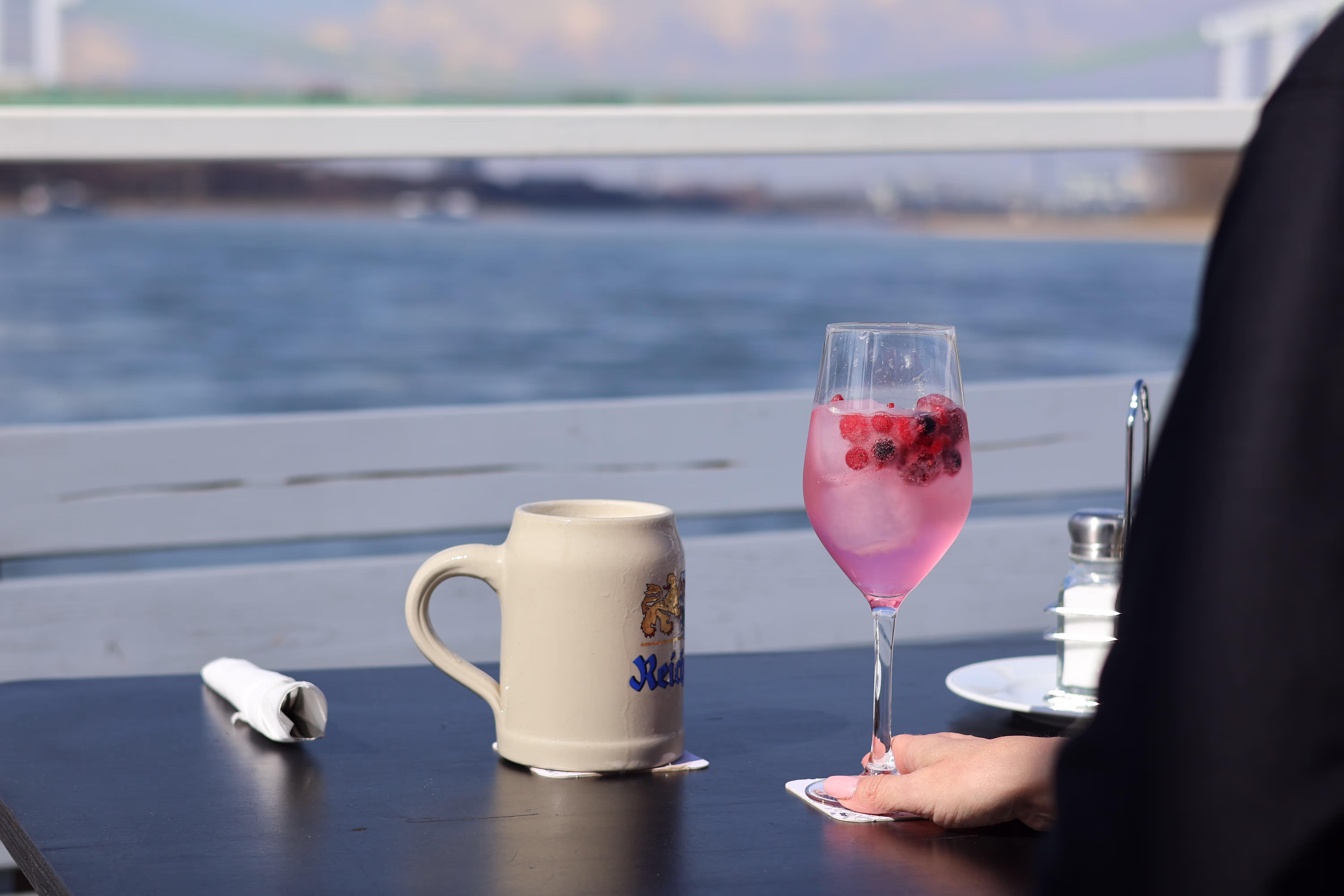 Getränke auf der Terrasse mit Blick auf den Rhein